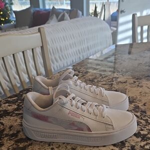 Women's PUMA Sneakers Size 8 Like New!